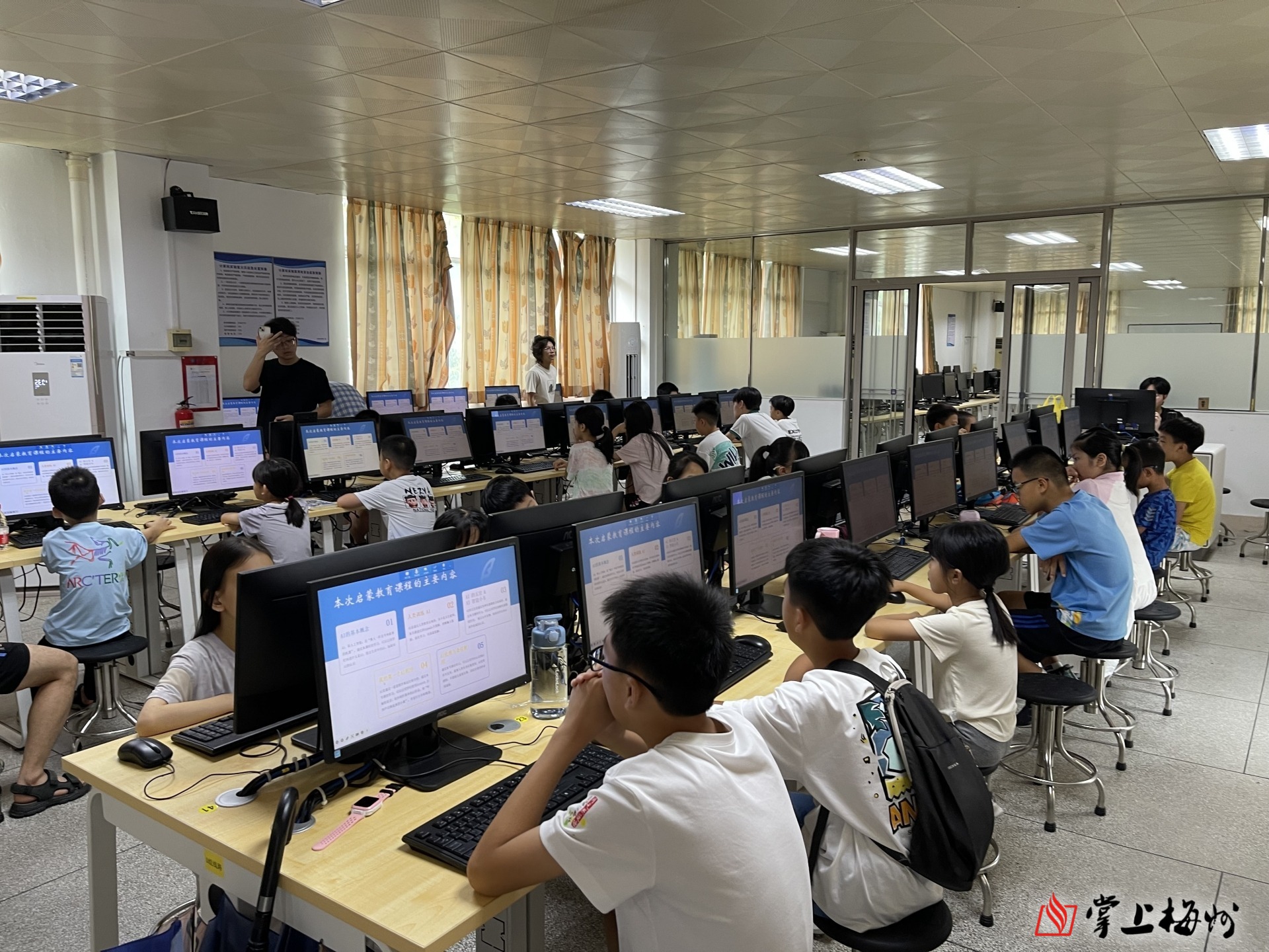 點(diǎn)燃青少年編程創(chuàng)新夢(mèng) 嘉應(yīng)學(xué)院計(jì)算機(jī)學(xué)院舉辦梅州軟件開發(fā)公益培訓(xùn)