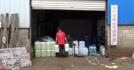 廣西一黑心工廠生產偽劣消毒液酒精，已售近20噸敲響安全警鐘